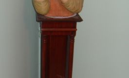 Figura en resina con pedestal tallado madera-1456